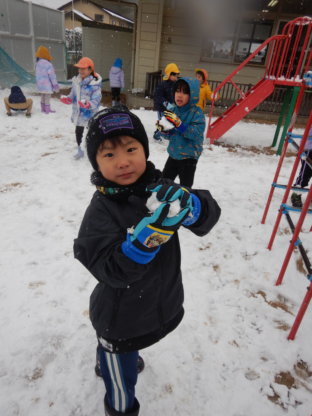 雪玉を投げようとする様子２