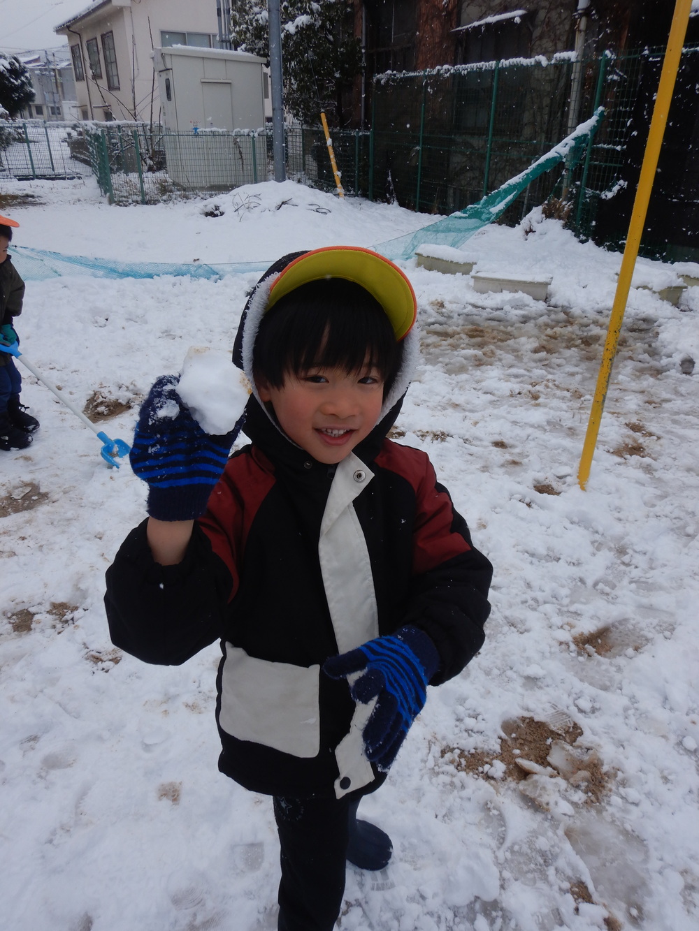 雪玉を投げようとする様子４