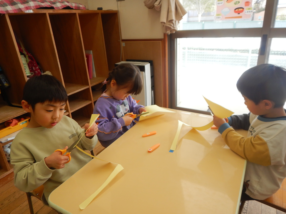 はさみで切っている様子１