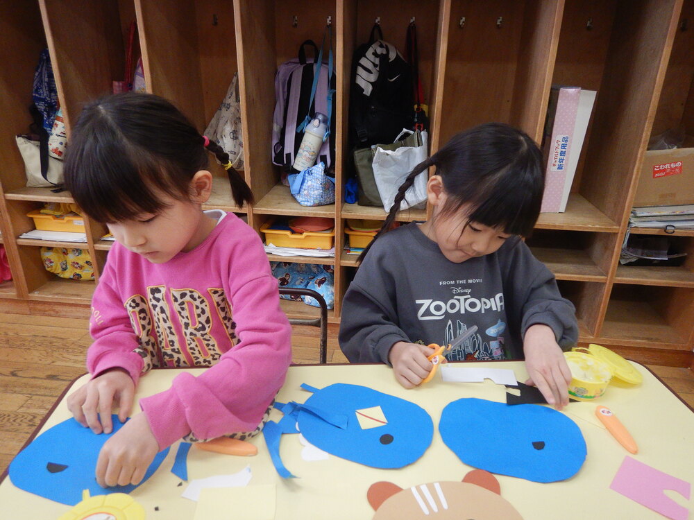 顔のパーツを切っている様子