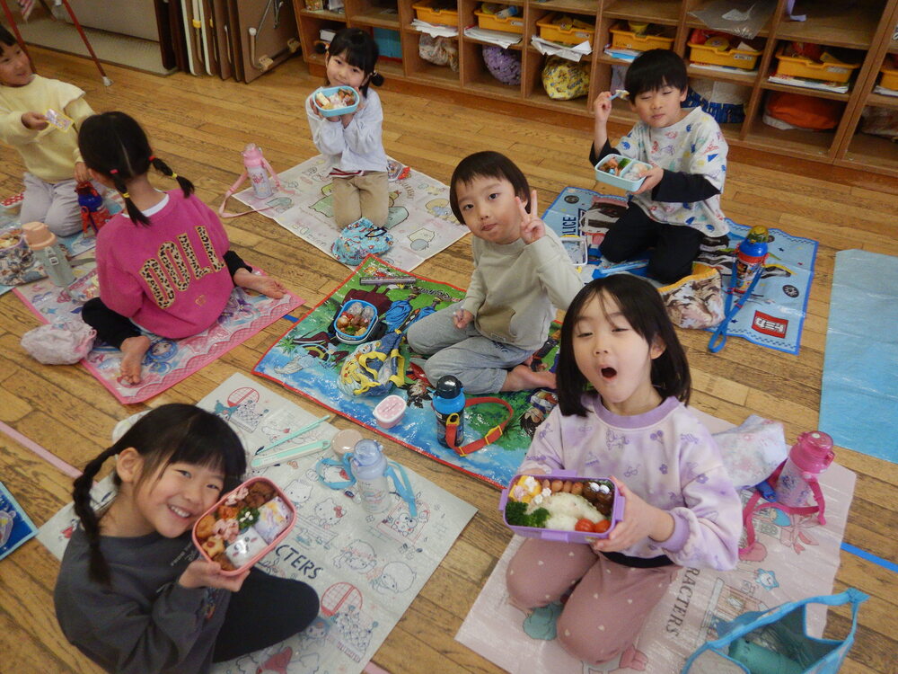 お弁当を食べる様子１