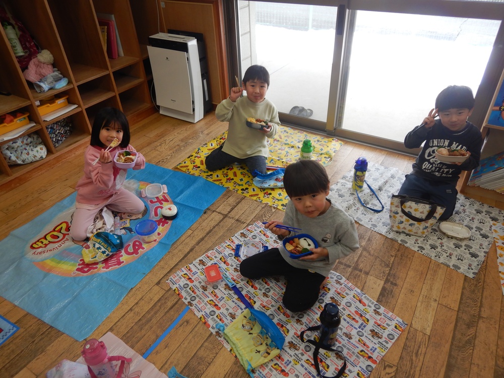 お弁当を食べている様子３