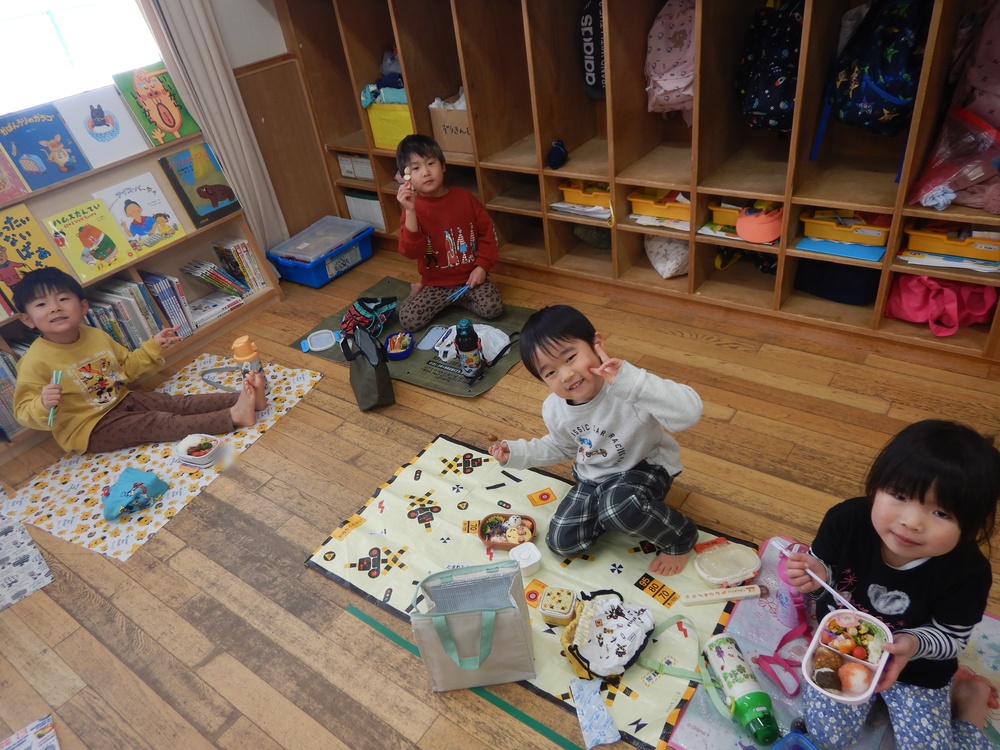 お弁当を食べている様子４