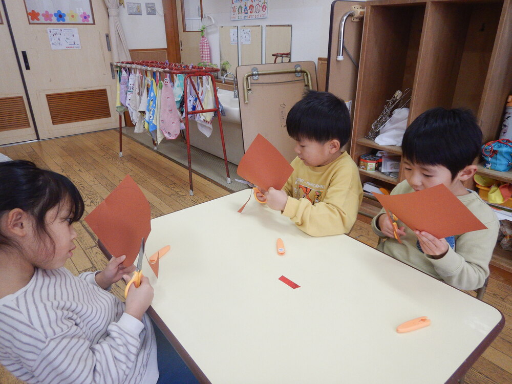 はさみで切る様子２