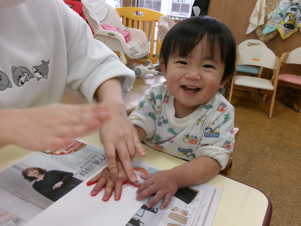 製作をする子ども (2)