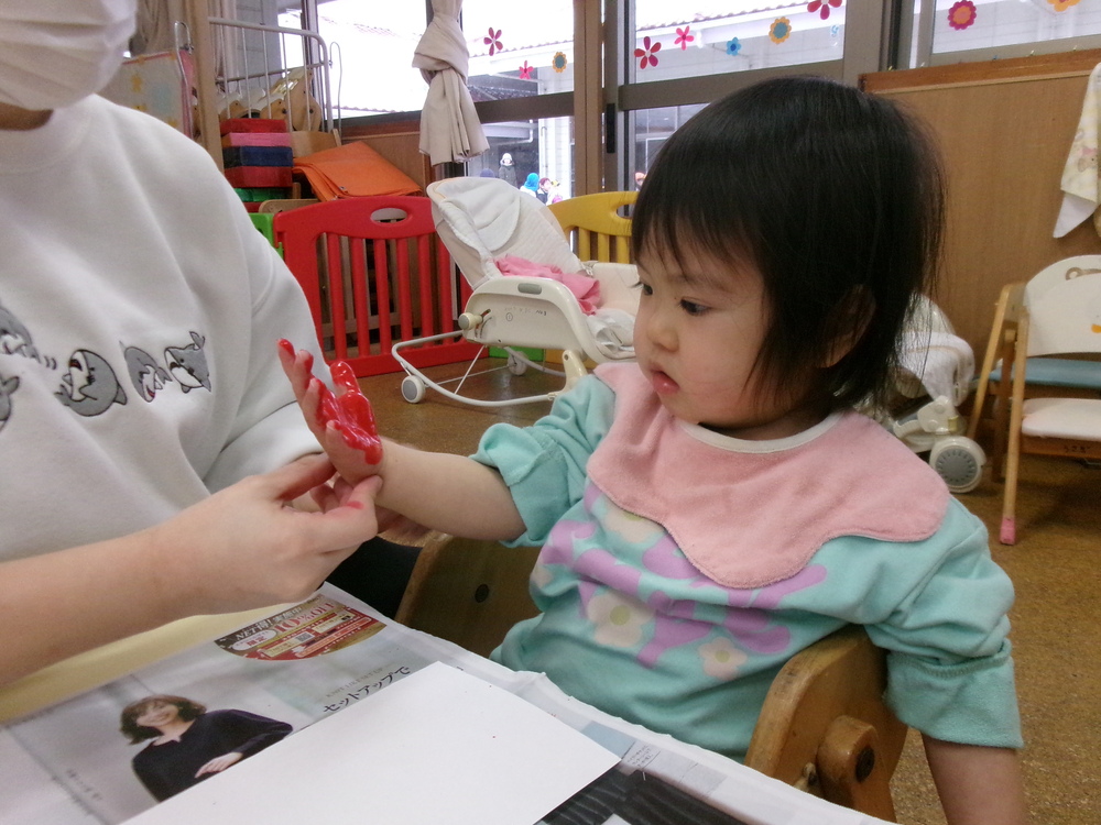 製作をする子ども (4)