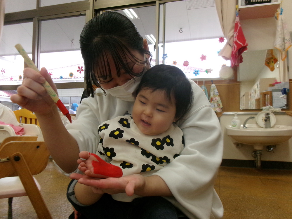 製作をする子ども (5)