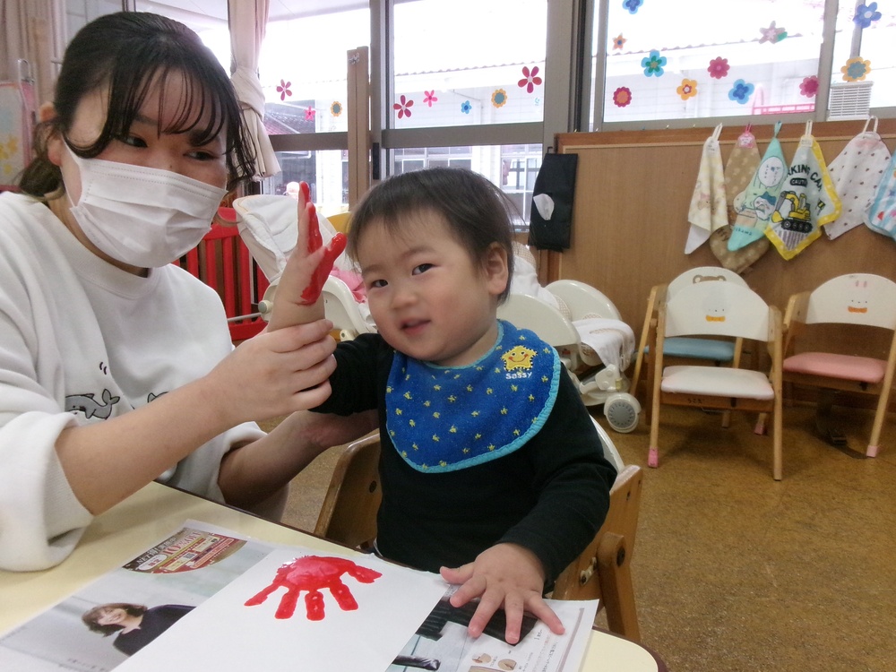 製作をする子ども (3)