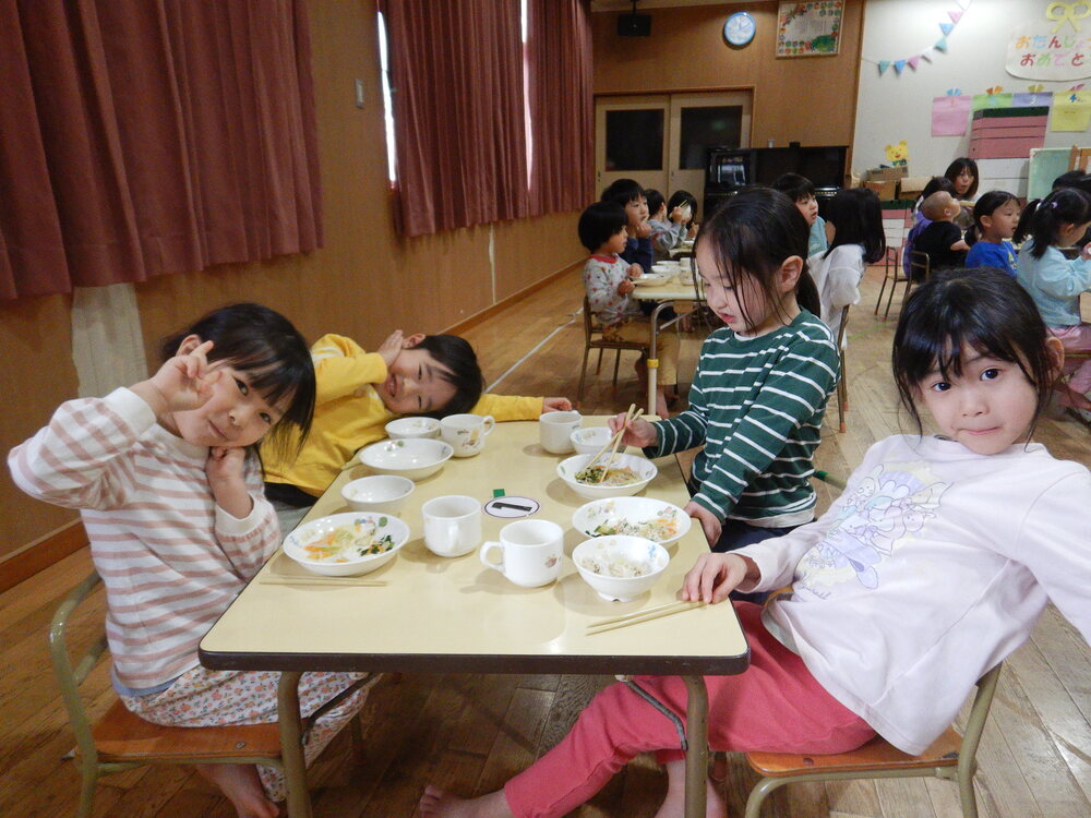 季節のごっつぉを食べる子ども (1)