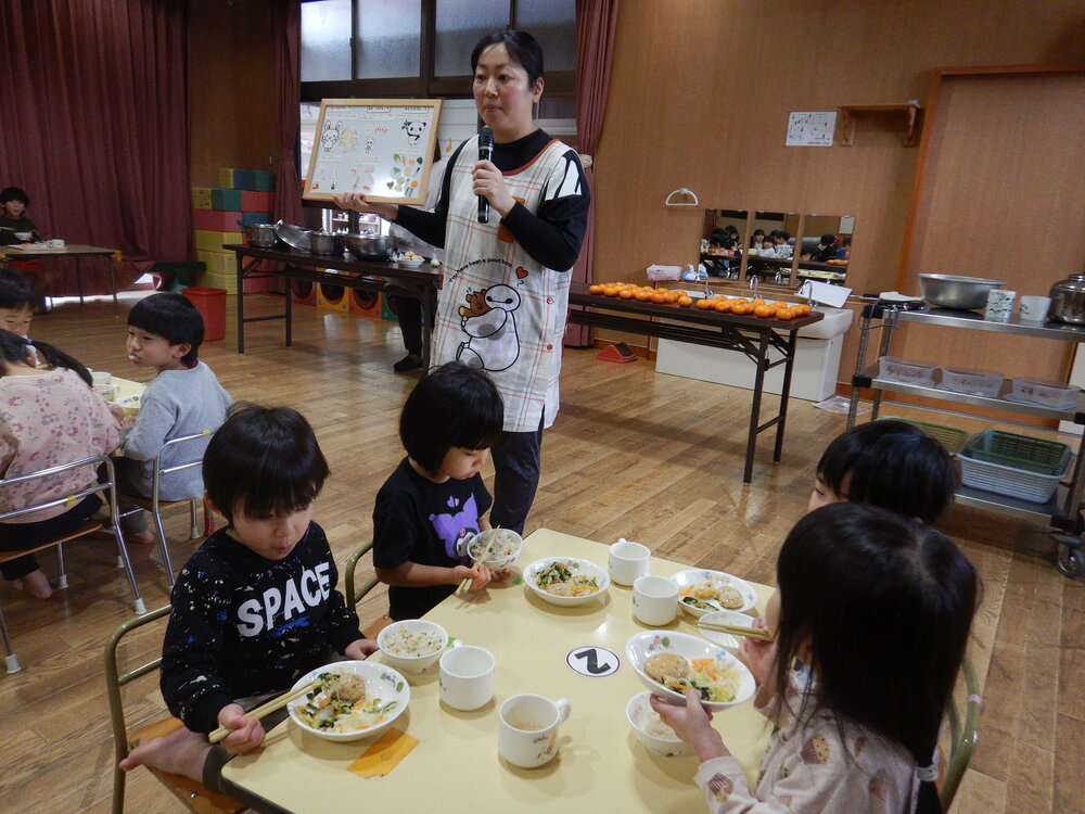 季節のごっつぉを食べる子ども (2)