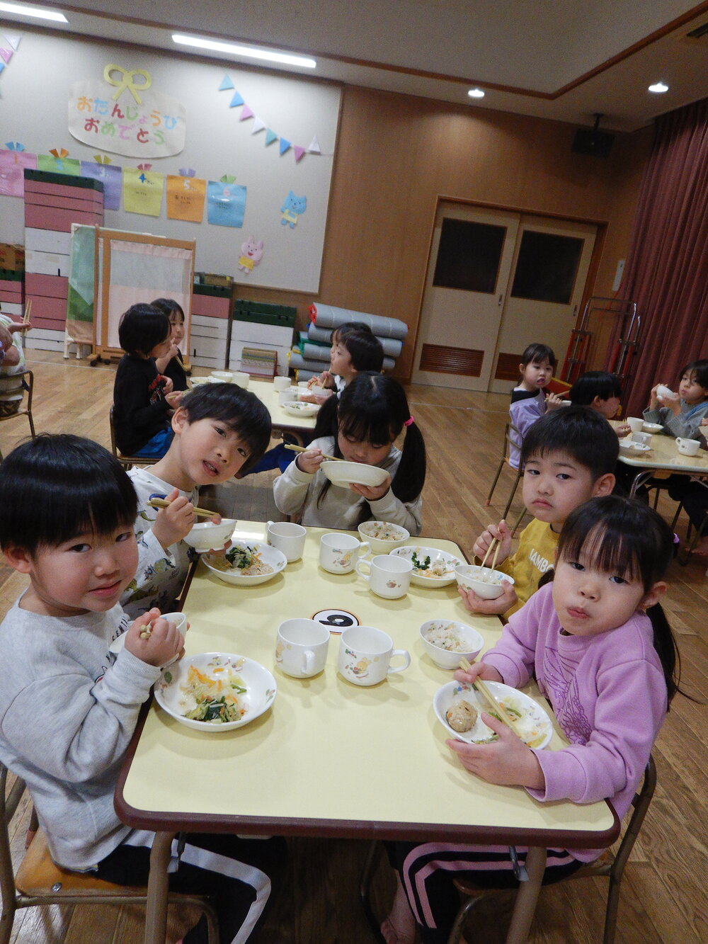 季節のごっつぉを食べる子ども (5)