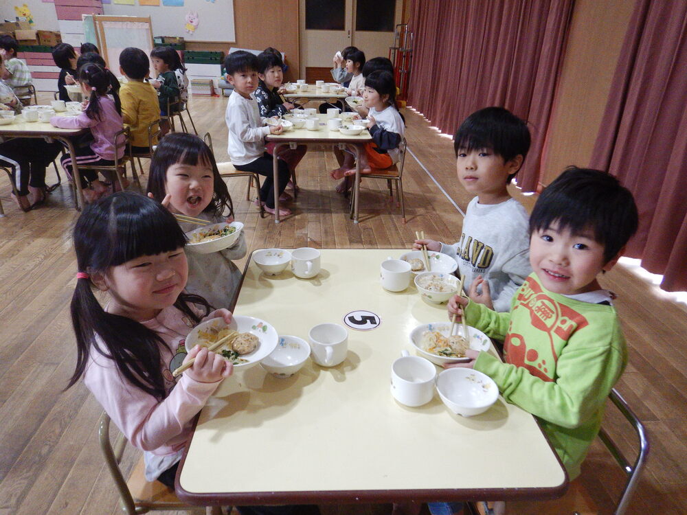季節のごっつぉを食べる子ども (6)