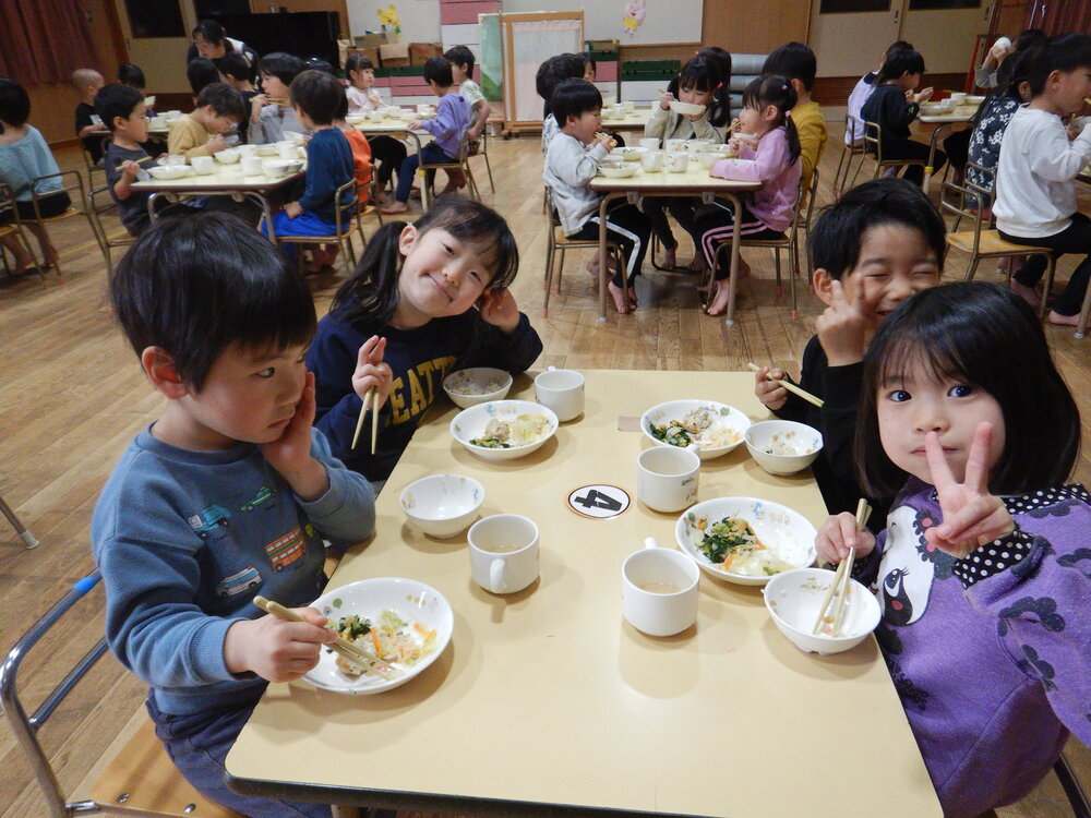 季節のごっつぉを食べる子ども (7)