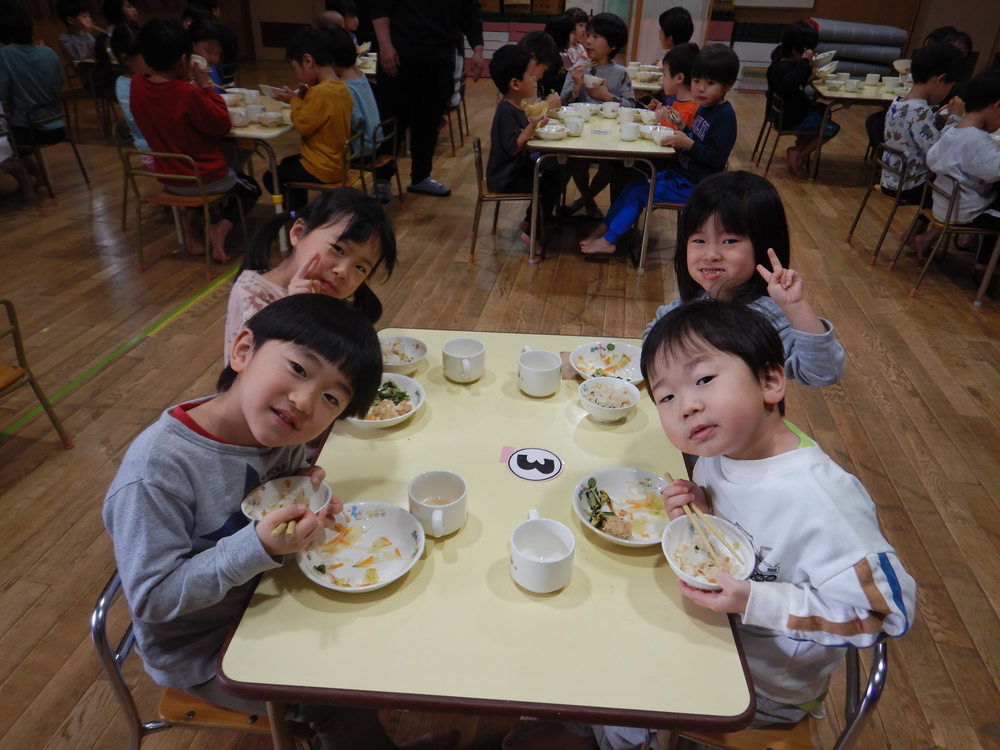 季節のごっつぉを食べる子ども (8)