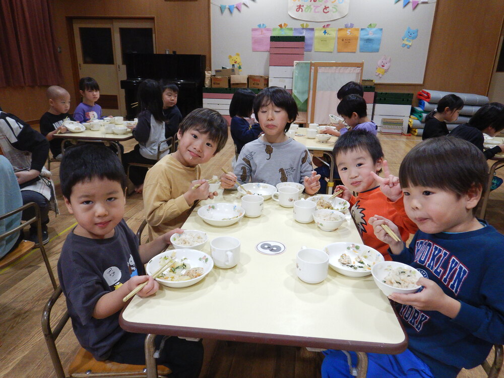季節のごっつぉを食べる子ども (9)