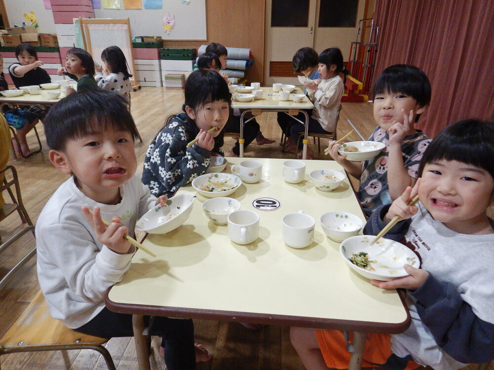 季節のごっつぉを食べる子ども (10)
