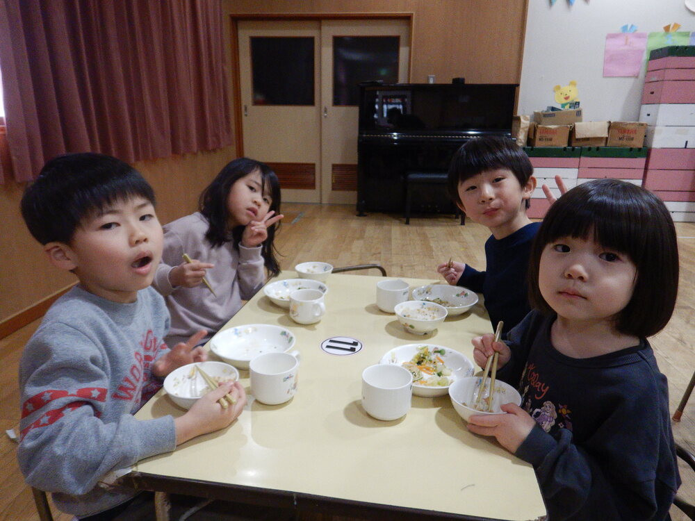 季節のごっつぉを食べる子ども (13)