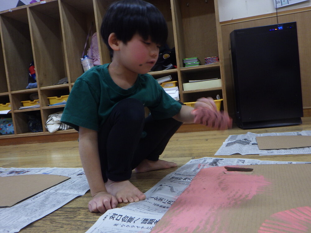 絵の具を塗る子ども