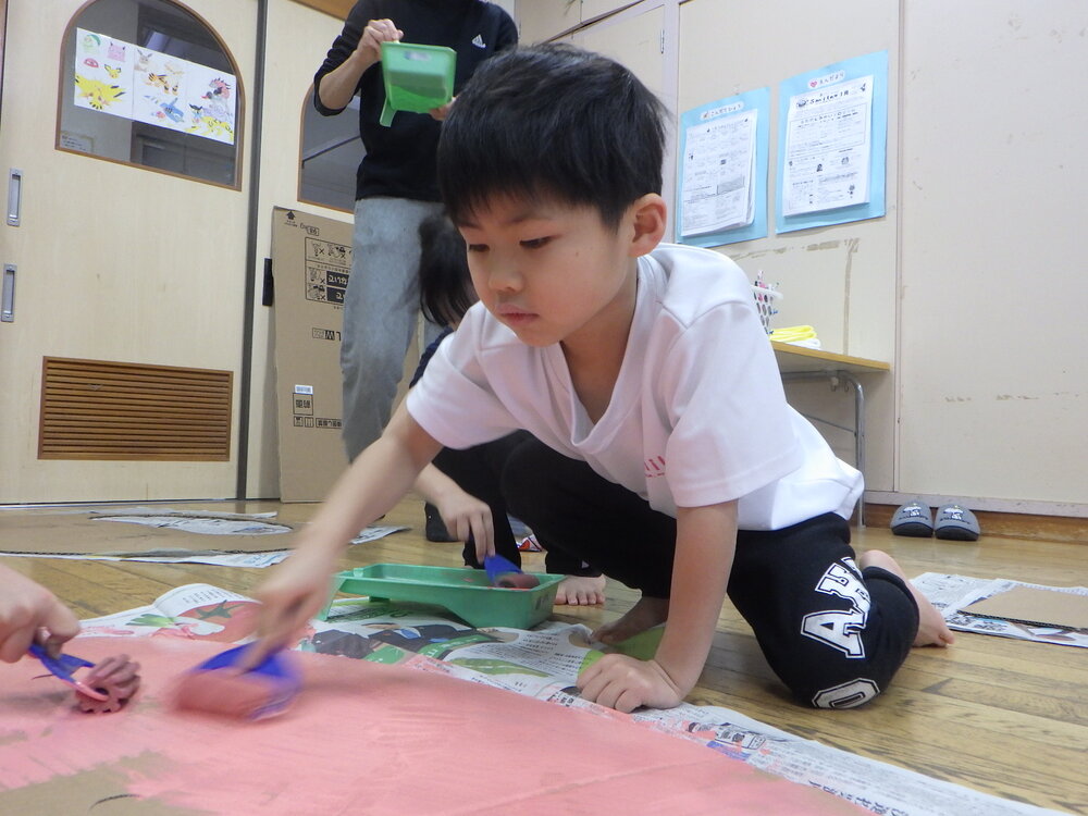 絵の具を塗る子ども2