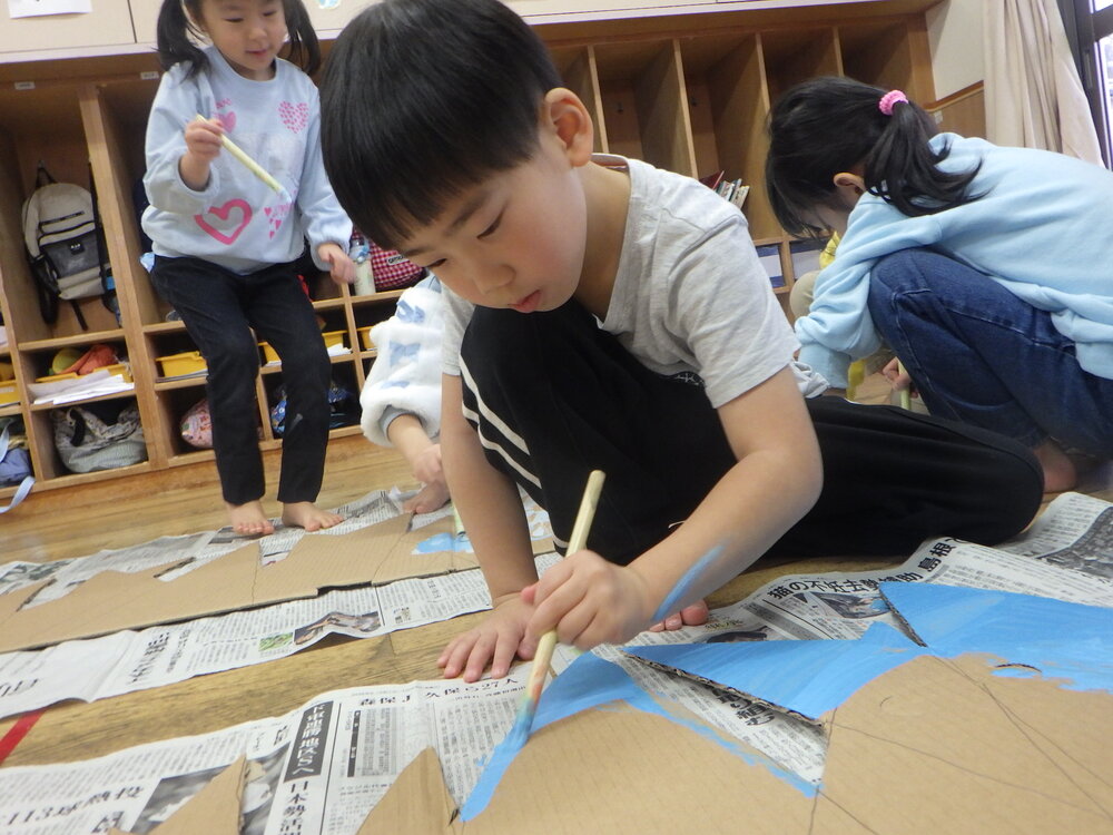 絵の具を塗る子ども４