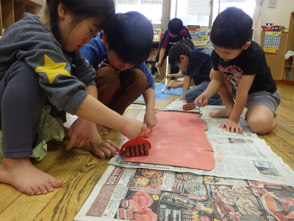 絵の具を塗る子ども５