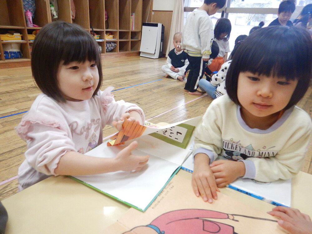 絵本を見る子ども (1)