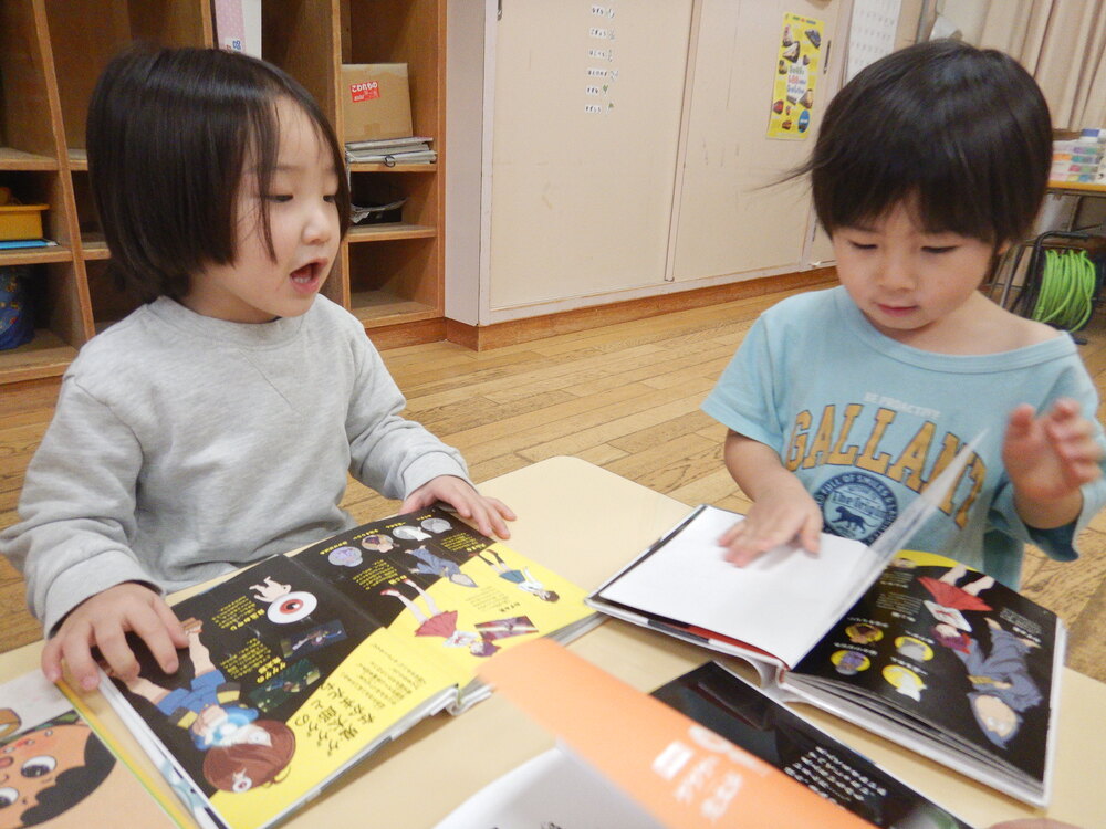 絵本を見る子ども (2)