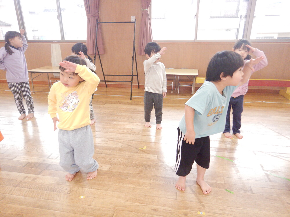 踊りを踊る子ども (1)