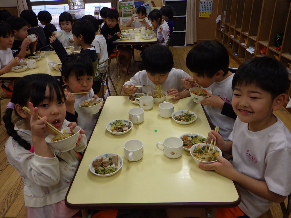 給食の様子２