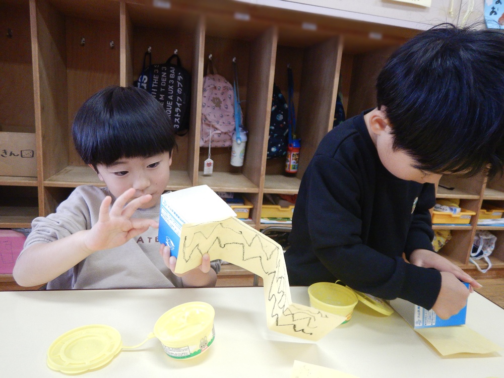 牛乳パックに貼る様子２