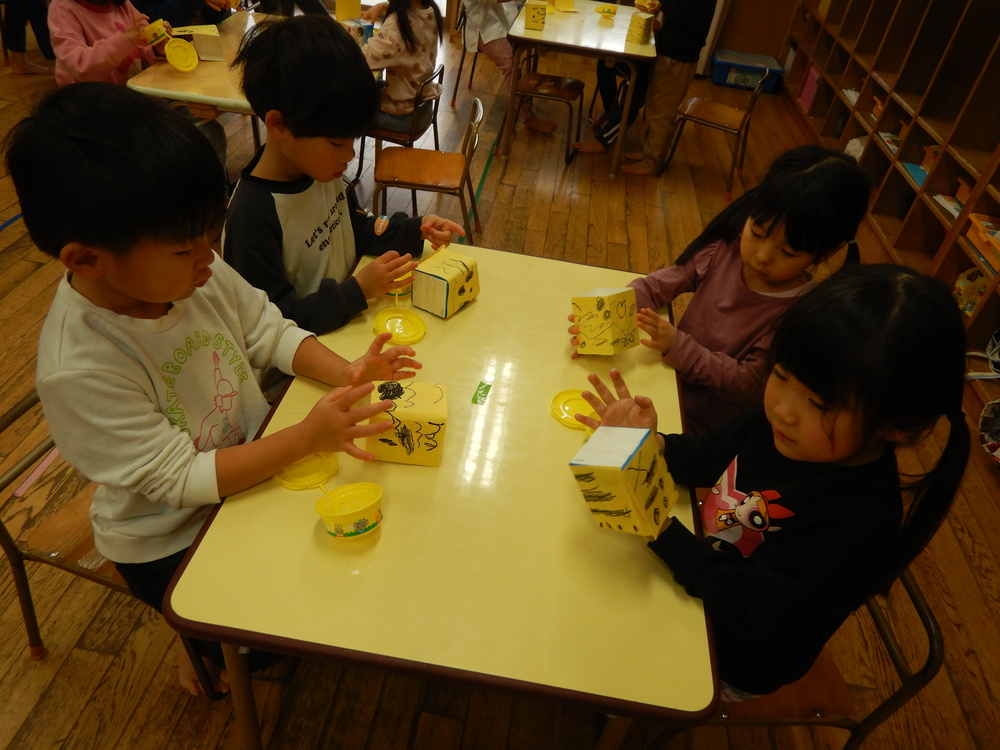 牛乳パックに貼る様子３