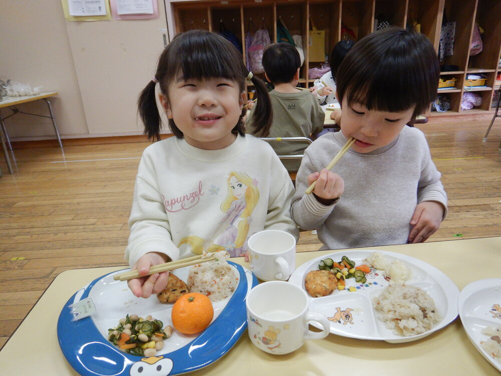 給食を食べる子ども