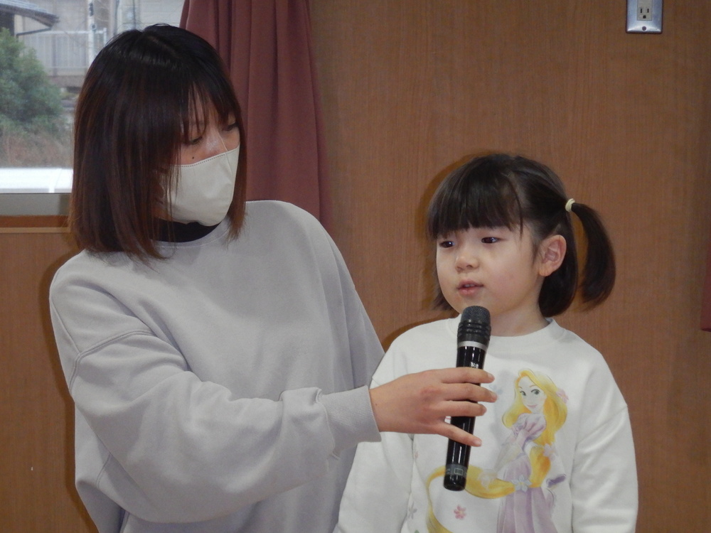 誕生会に参加する子ども (2)