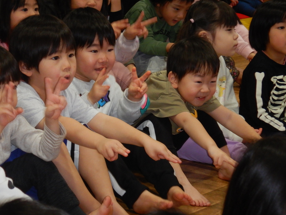 誕生会に参加する子ども (4)