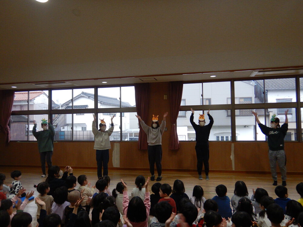 誕生会に参加する子ども (5)