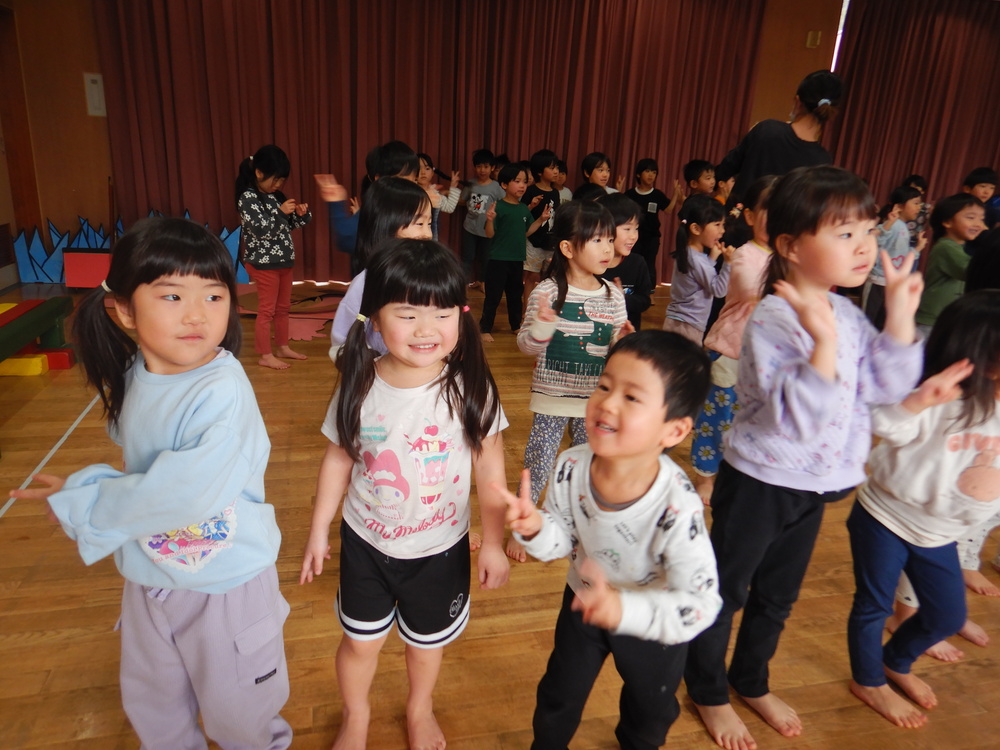 誕生会に参加する子ども (6)