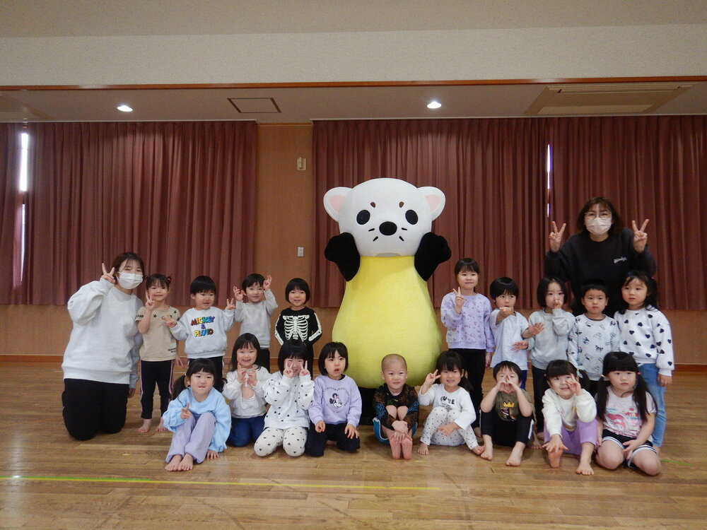 誕生会に参加する子ども (8)