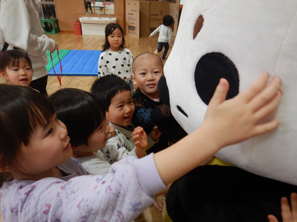 誕生会に参加する子ども (10)