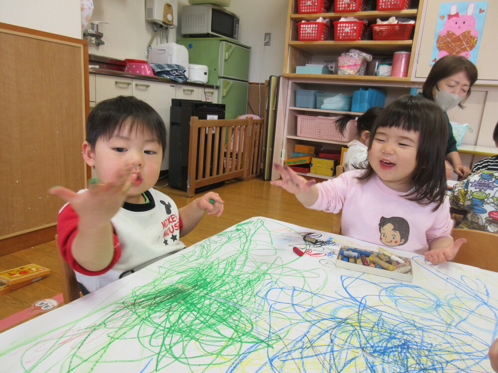 お絵描きしている