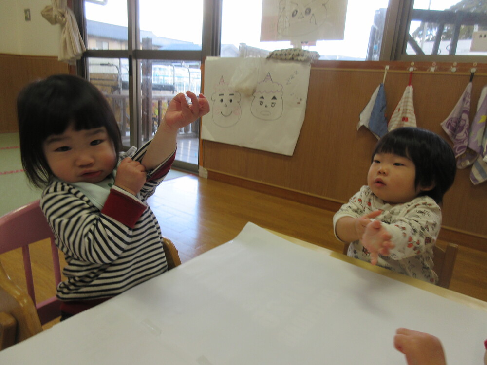 袖をまくっている