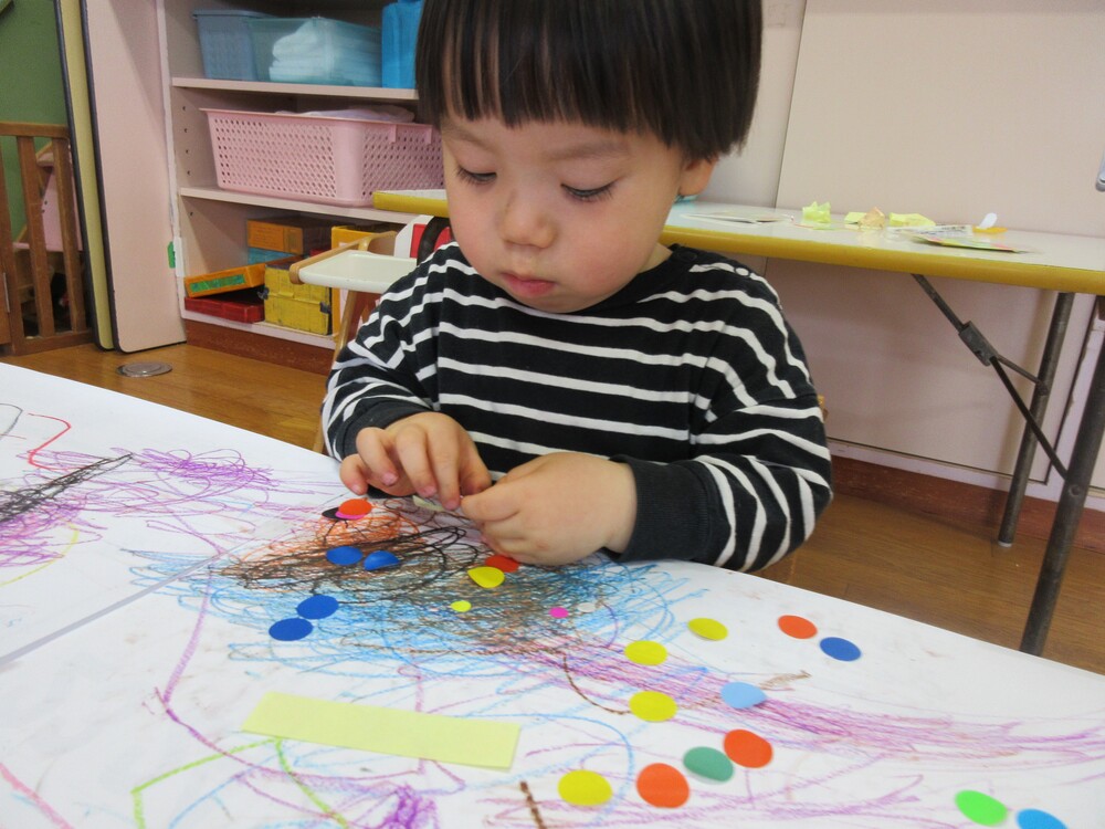 シール貼りの様子