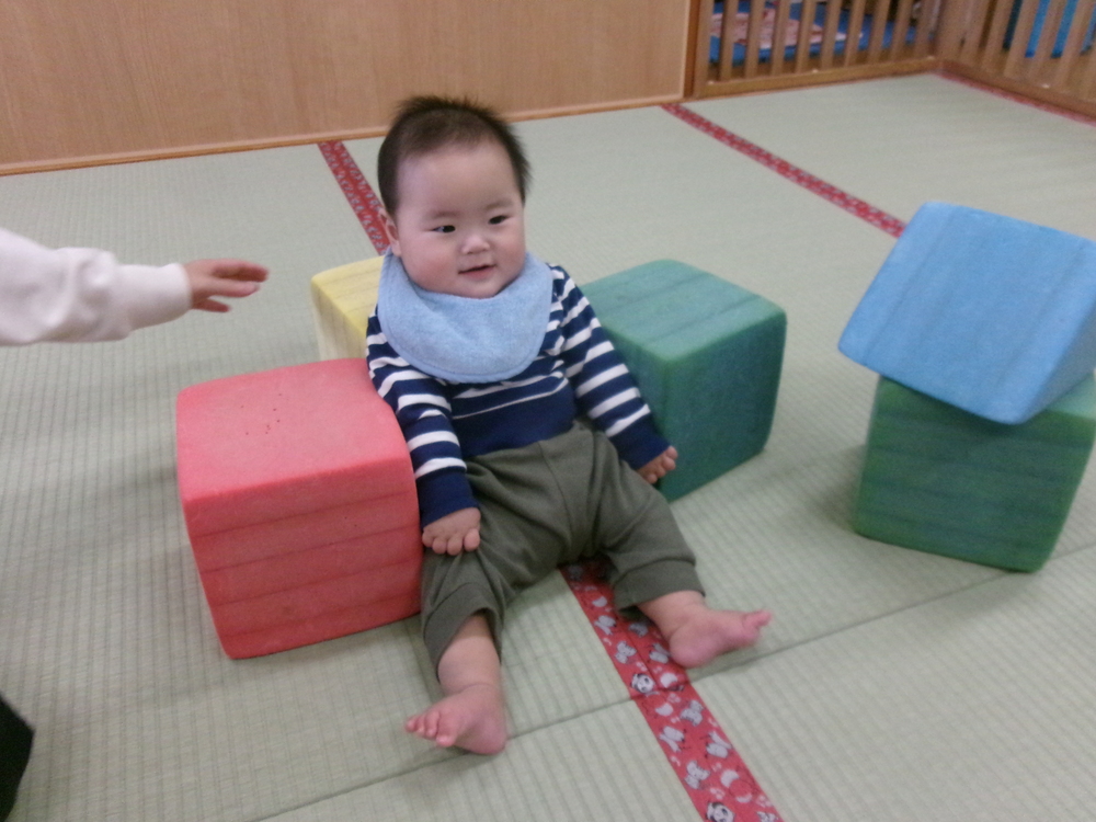 大型積み木であそんでいる様子3