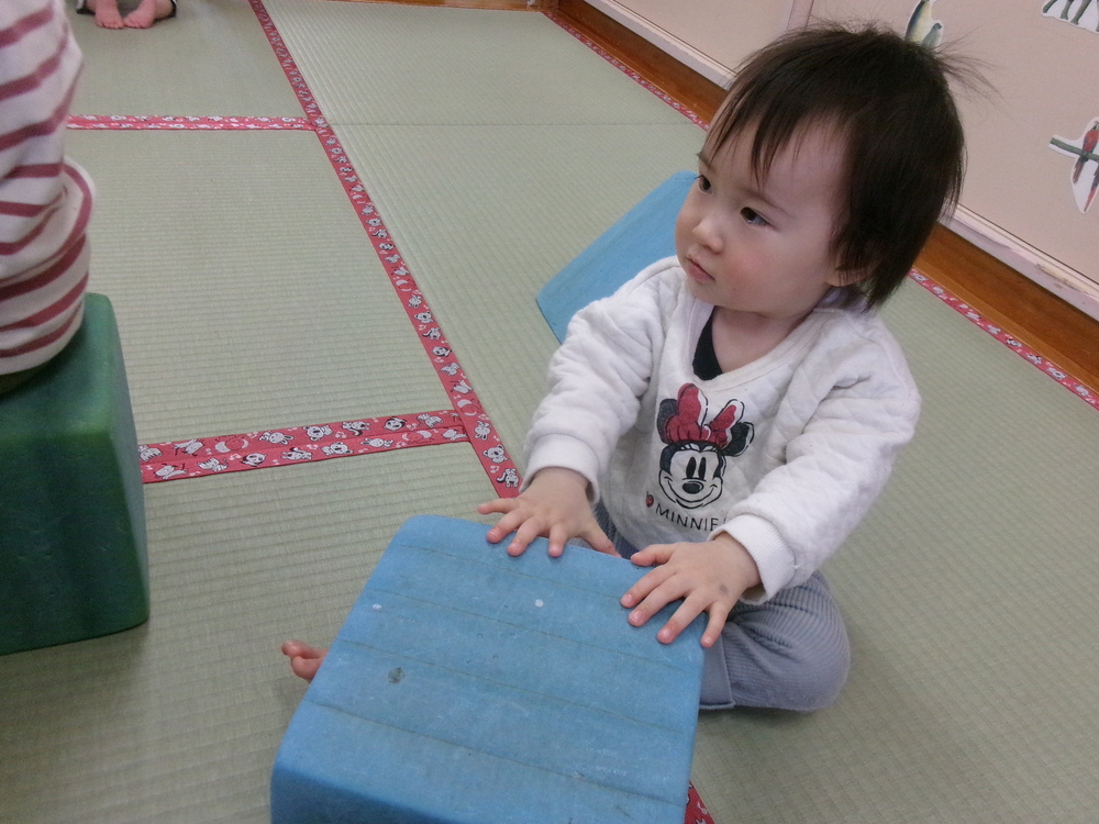 大型積み木であそんでいる様子4