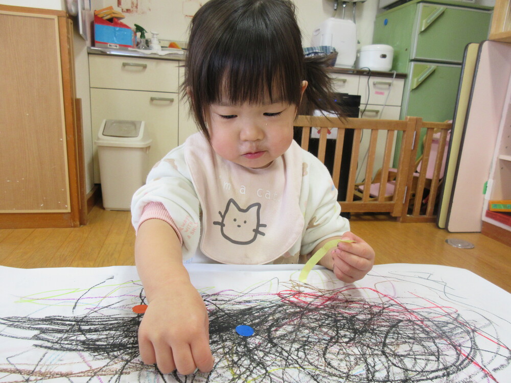 シール貼りの様子