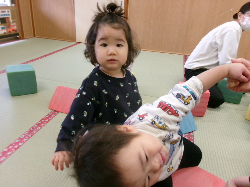 大型積み木であそんでいる様子1