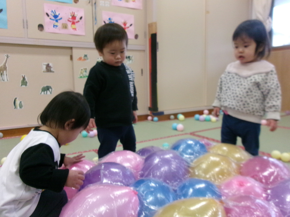 風船のマットで遊んでいる様子 (1)