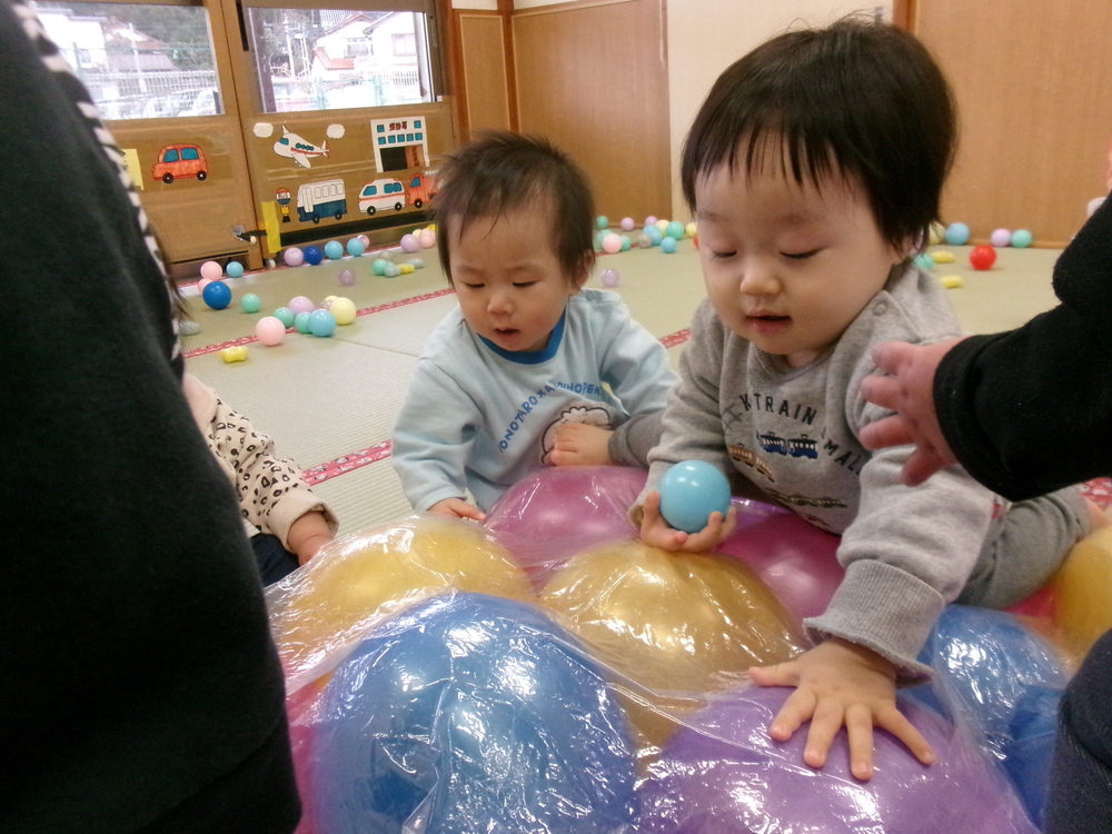 風船のマットで遊んでいる様子 (2)