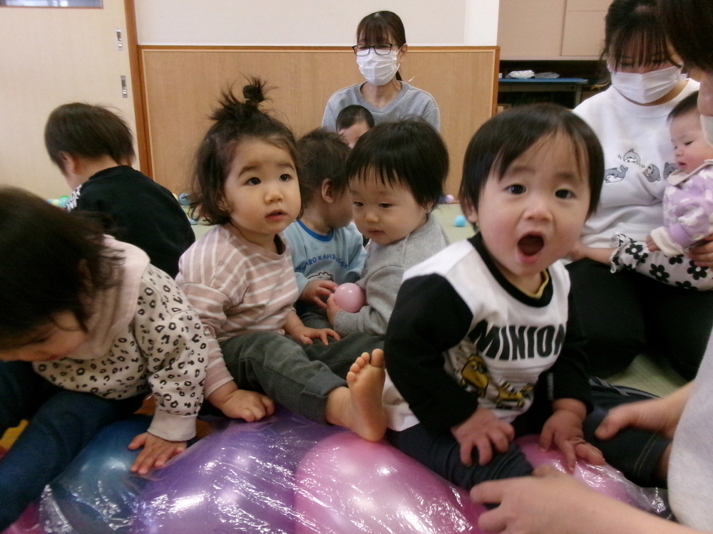 風船のマットで遊んでいる様子 (3)