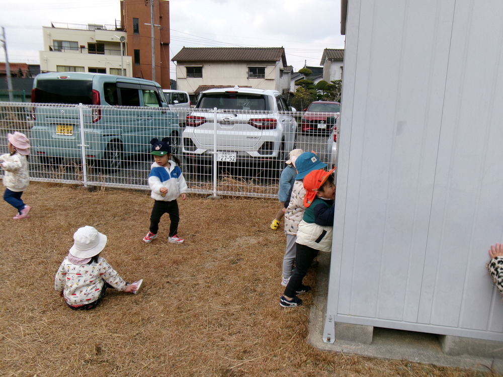 かくれんぼの様子