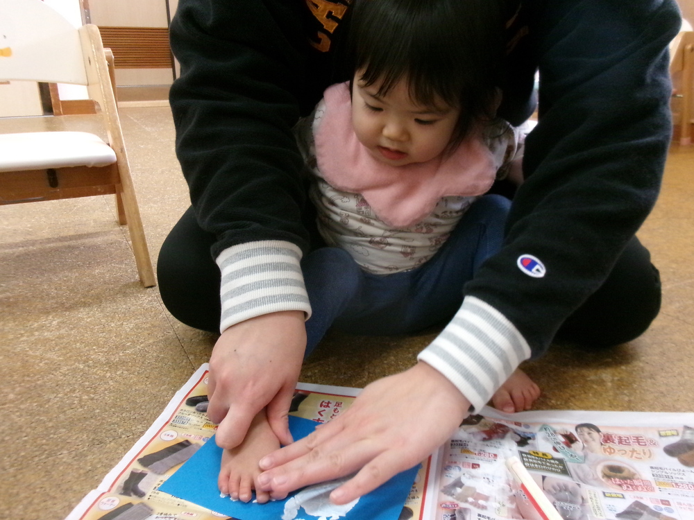 ペンギン製作の足型をとっている様子1